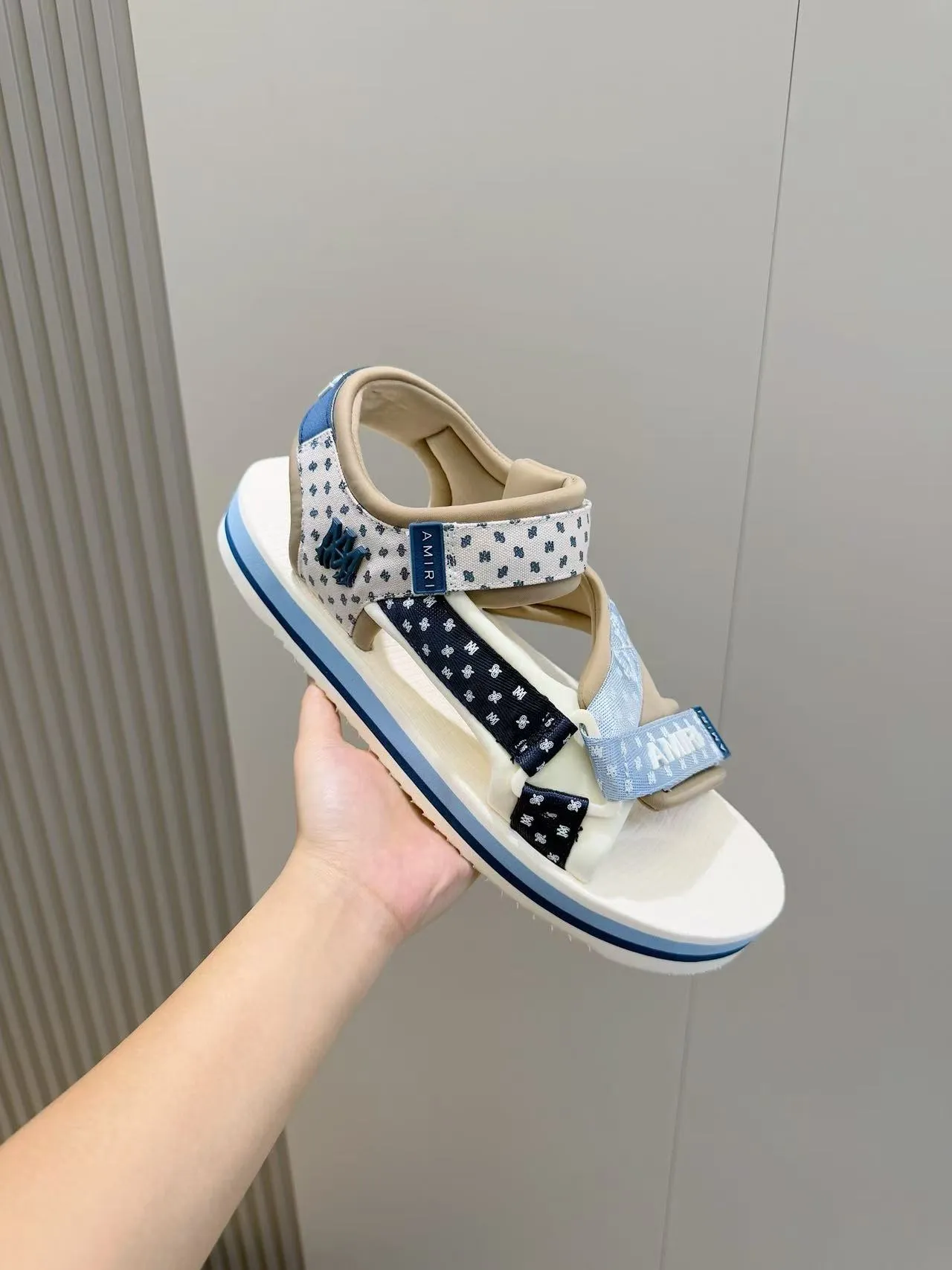 [AMIRI*AMIRI] P:500💰 Size: 39-45 Official website new original version 1:1 AMIRI*AMIRI classic men's sandals, high-end boutique, original material, TPU foam bottom, fine workmanship, casual, loose and comfortable, a must-have in summer.